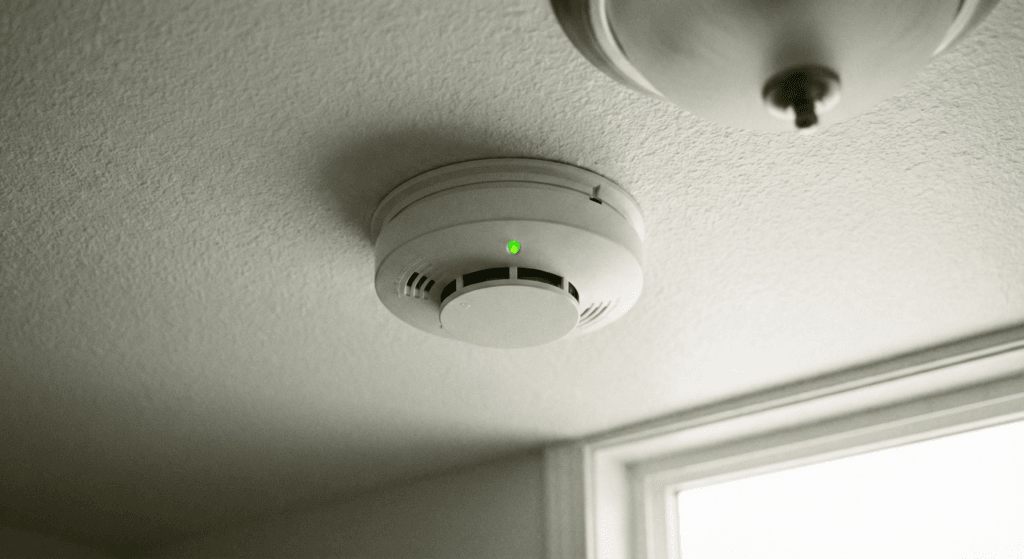 Détecteur de fumée installé au plafond obligatoire pour location saisonnière