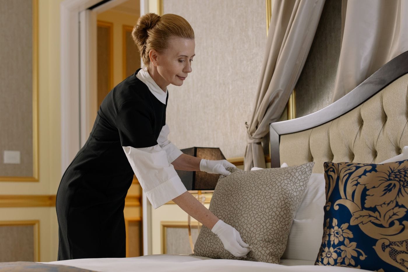Préparation soignée d’une chambre avant l’arrivée des voyageurs