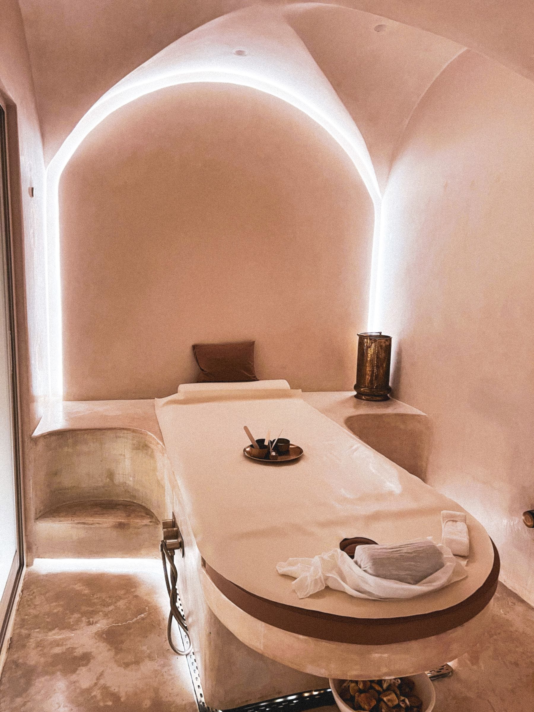 Cabine de soin chaleureuse avec arches et table de massage