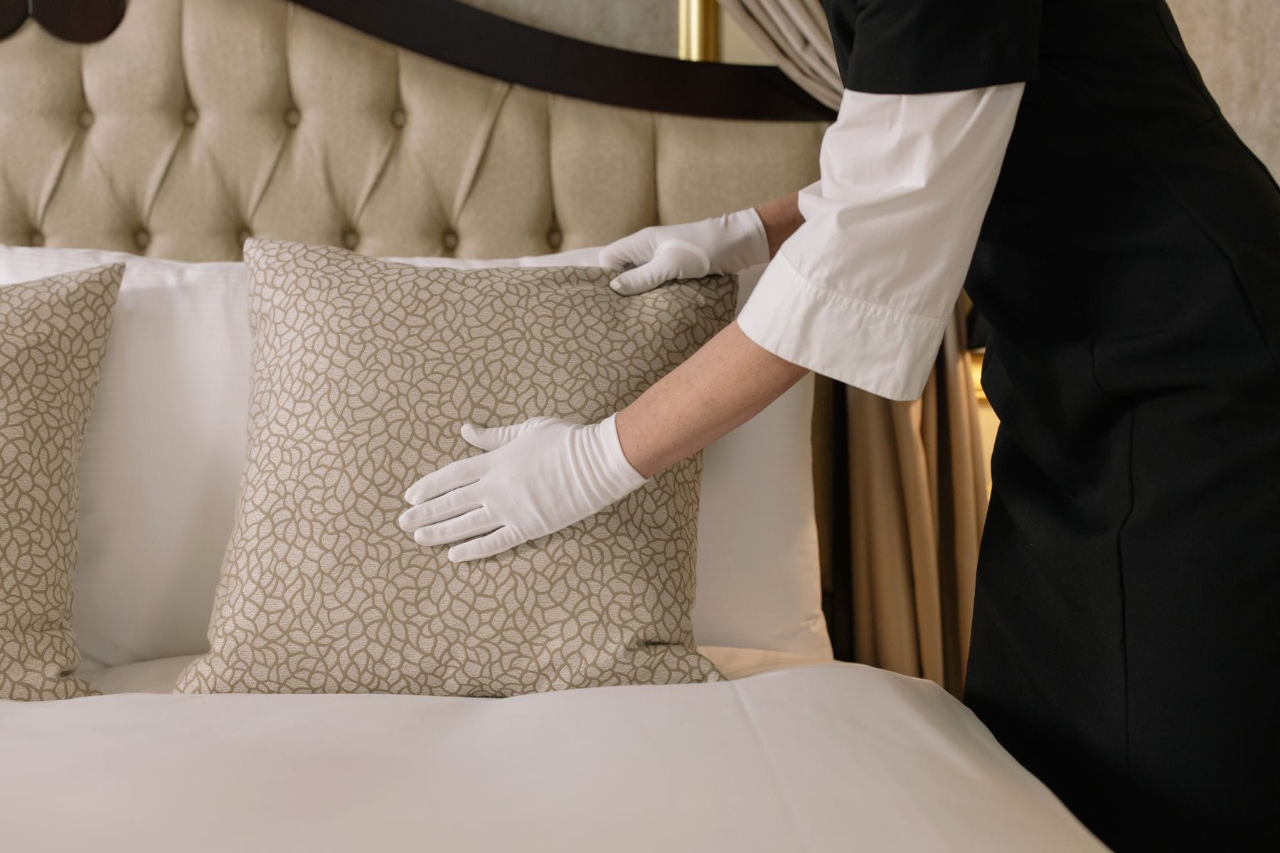 Deux professionnels coordonnent la préparation d’une chambre