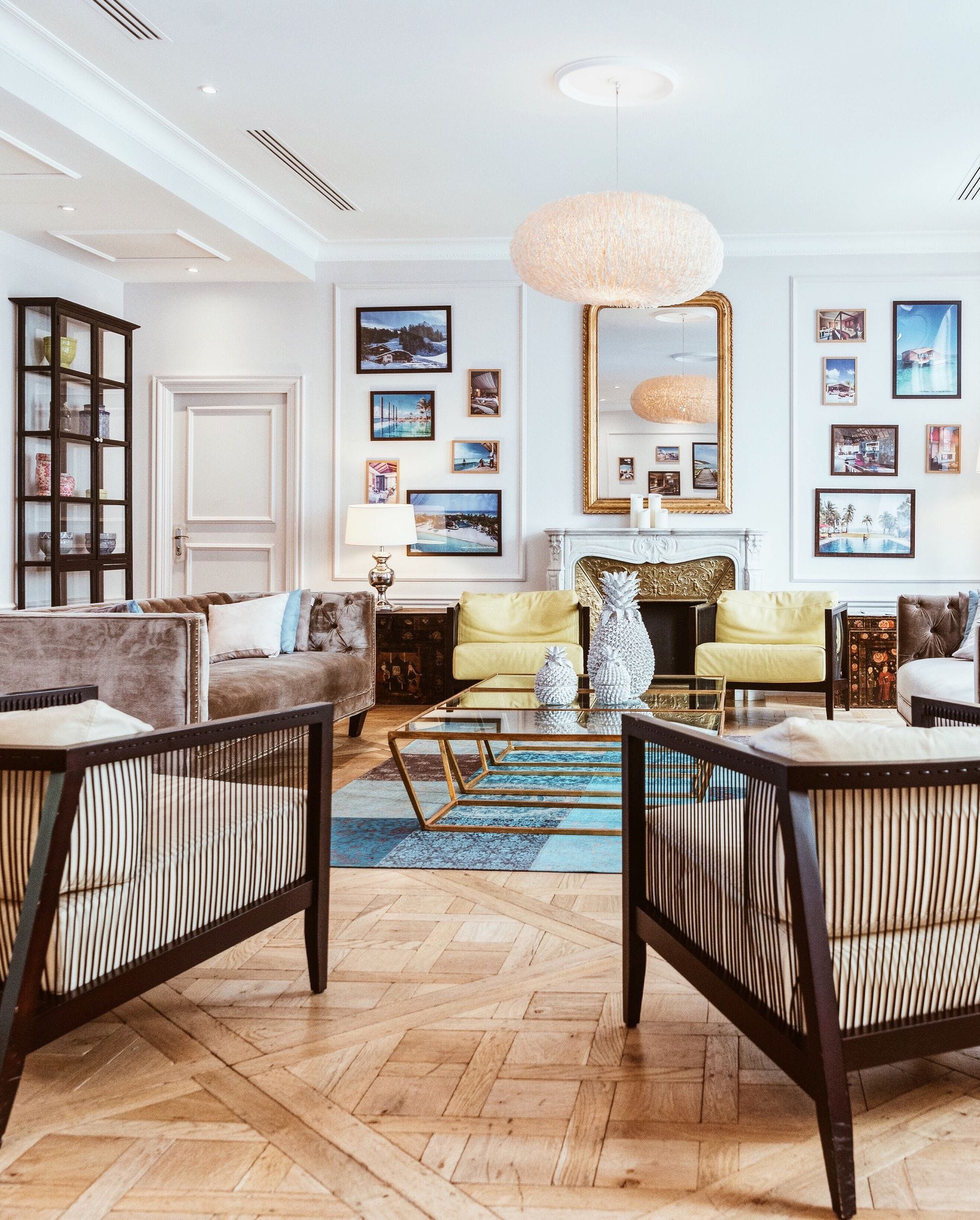 Salon parisien lumineux avec parquet et mobilier contemporain