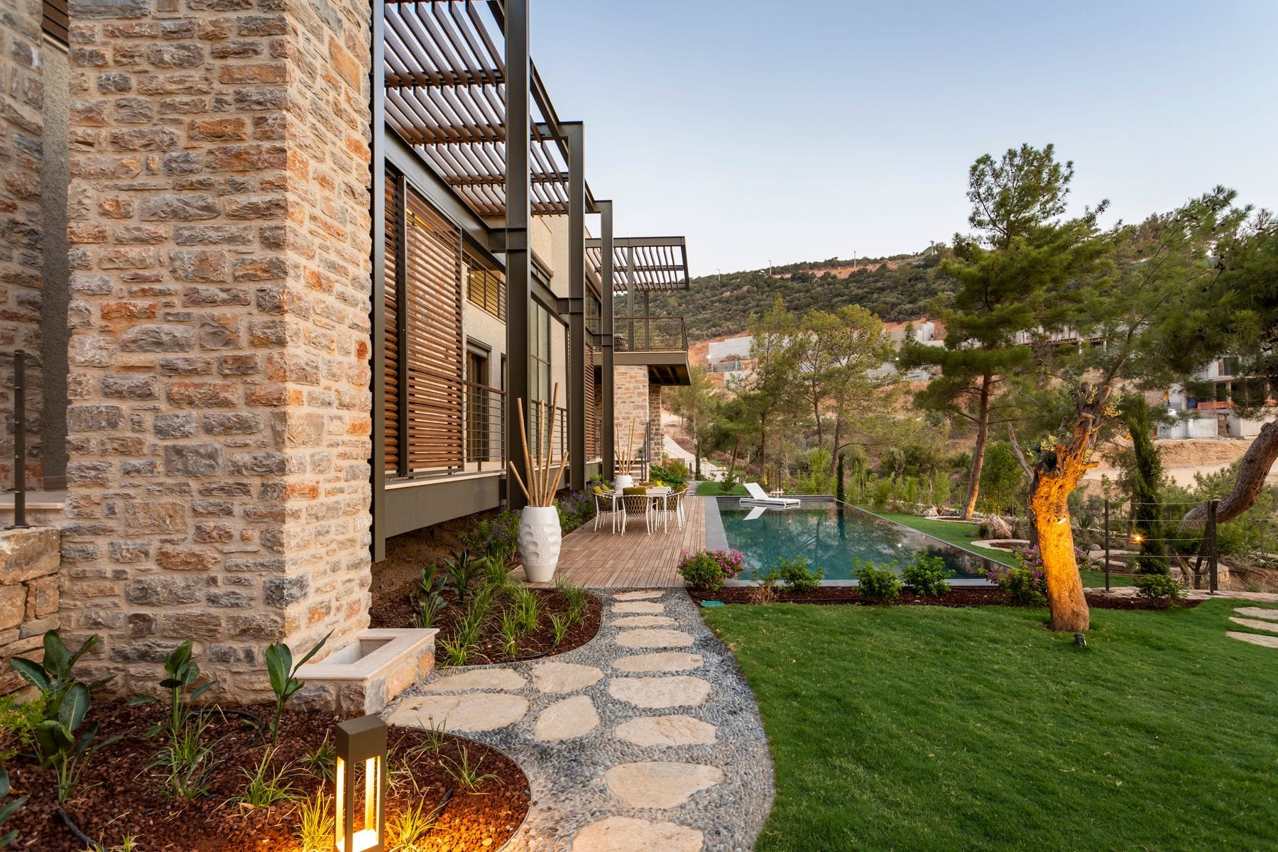 Villa blanche et piscine en lumière naturelle